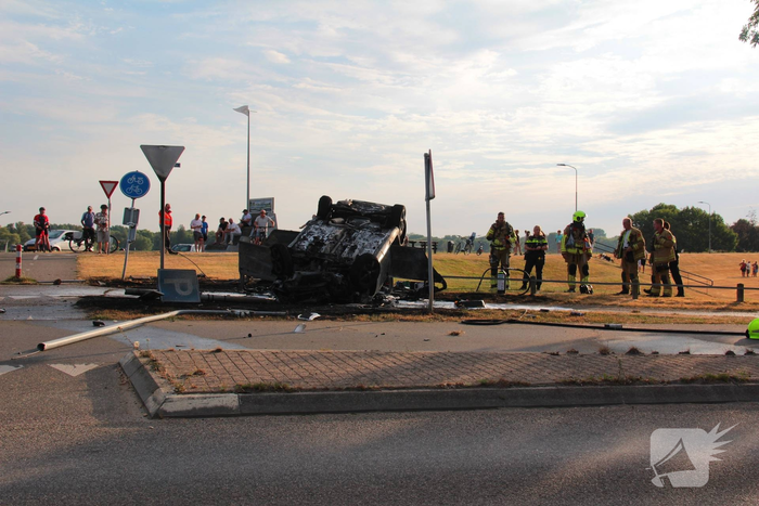 Auto belandt op de kop en brandt uit na ongeval