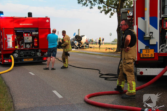 Auto belandt op de kop en brandt uit na ongeval