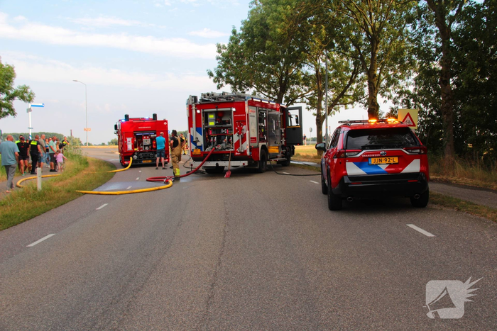 Auto belandt op de kop en brandt uit na ongeval