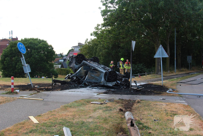 Auto belandt op de kop en brandt uit na ongeval