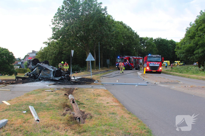 Auto belandt op de kop en brandt uit na ongeval