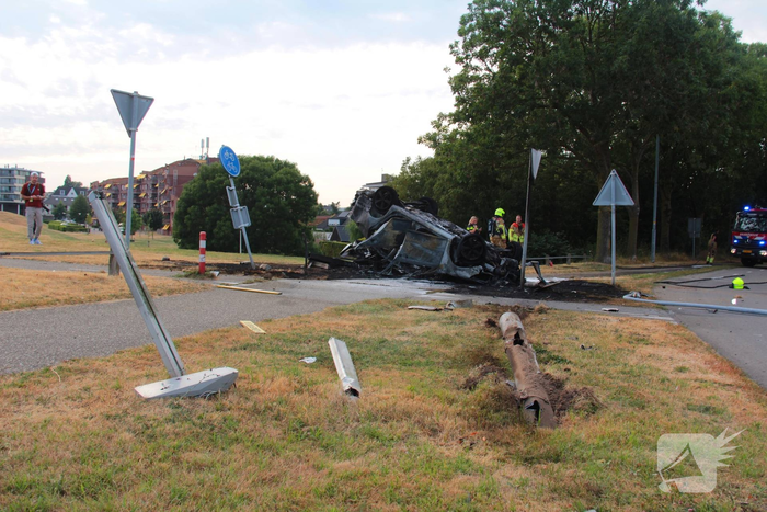 Auto belandt op de kop en brandt uit na ongeval