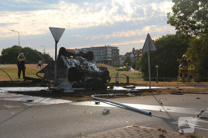 Auto belandt op de kop en brandt uit na ongeval