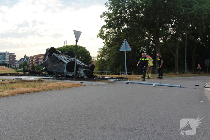 Auto belandt op de kop en brandt uit na ongeval