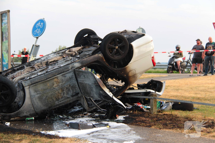 Auto belandt op de kop en brandt uit na ongeval