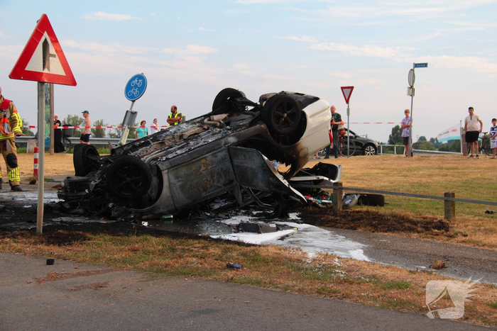Auto belandt op de kop en brandt uit na ongeval