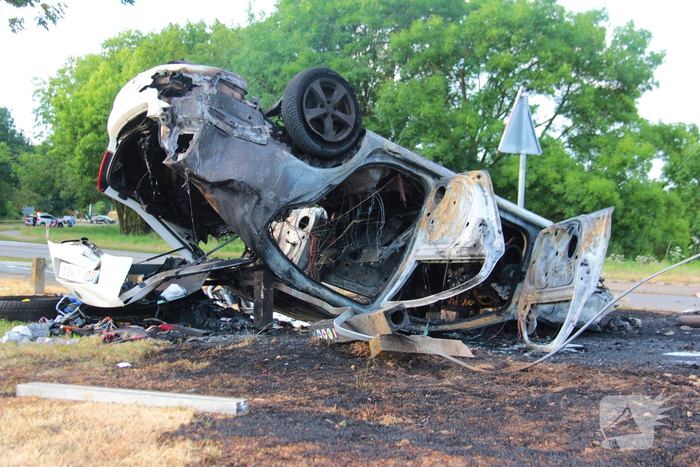 Auto belandt op de kop en brandt uit na ongeval