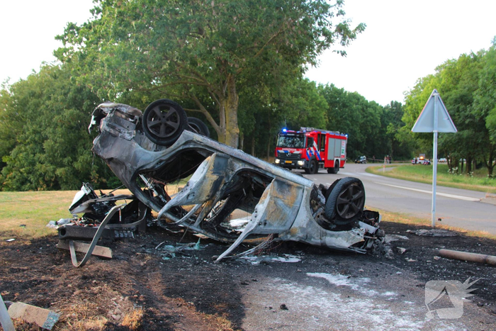 Auto belandt op de kop en brandt uit na ongeval