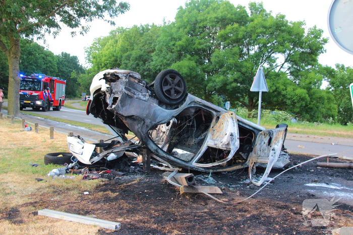 Auto belandt op de kop en brandt uit na ongeval