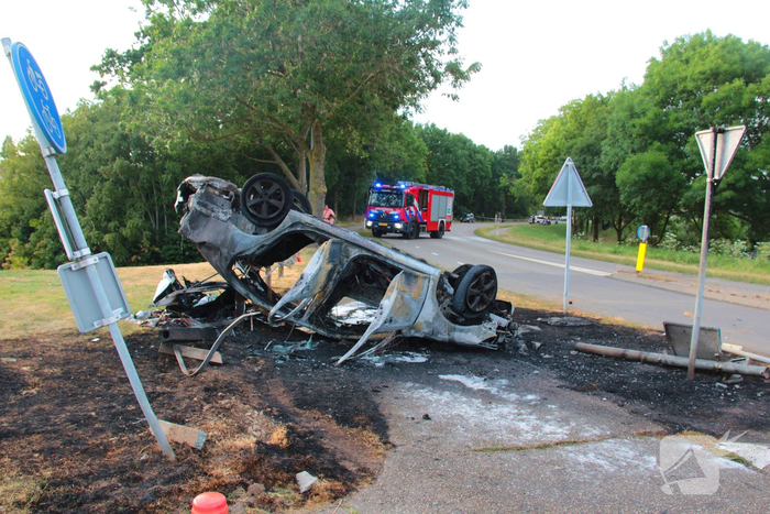 Auto belandt op de kop en brandt uit na ongeval