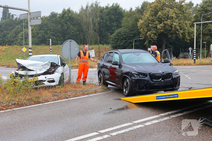 Aanrijding tussen twee auto's leidt tot schade