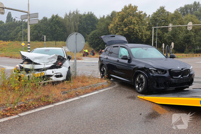Aanrijding tussen twee auto's leidt tot schade