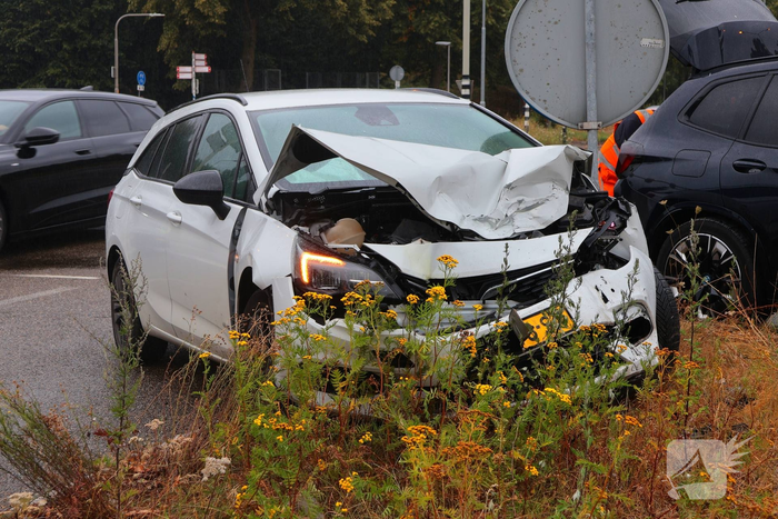 Aanrijding tussen twee auto's leidt tot schade