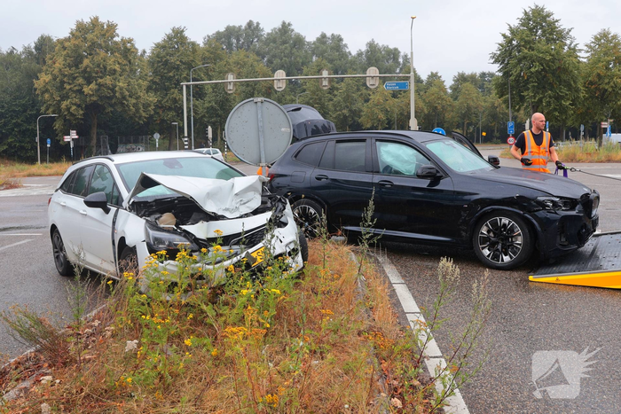 Aanrijding tussen twee auto's leidt tot schade