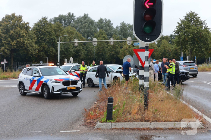 Aanrijding tussen twee auto's leidt tot schade