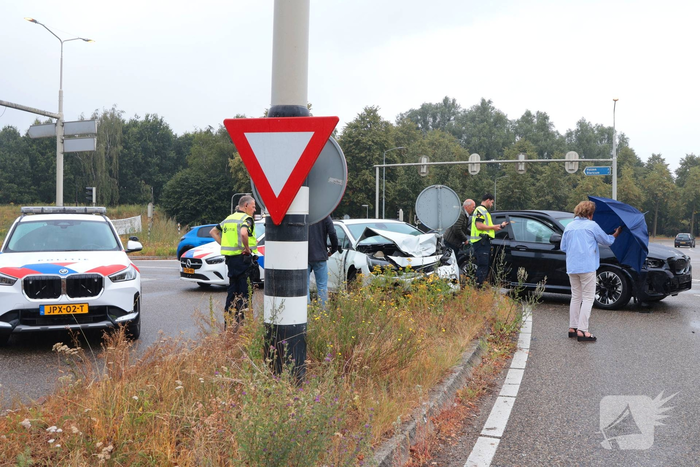 Aanrijding tussen twee auto's leidt tot schade