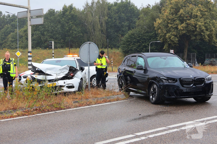 Aanrijding tussen twee auto's leidt tot schade
