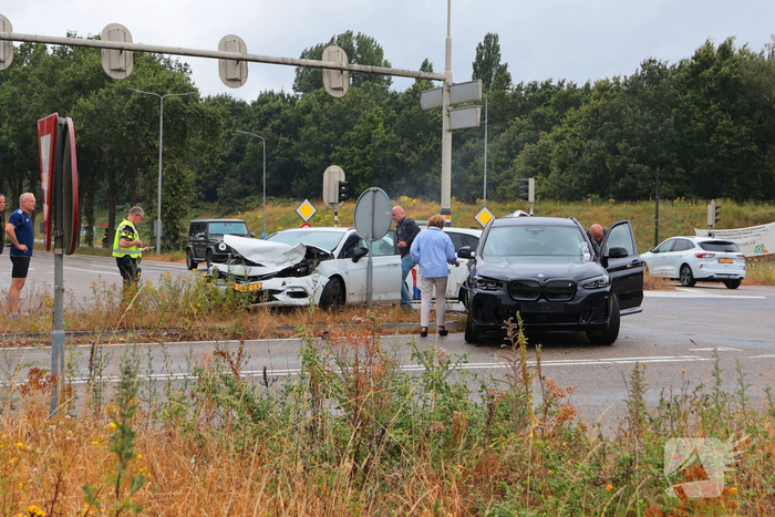 Aanrijding tussen twee auto's leidt tot schade