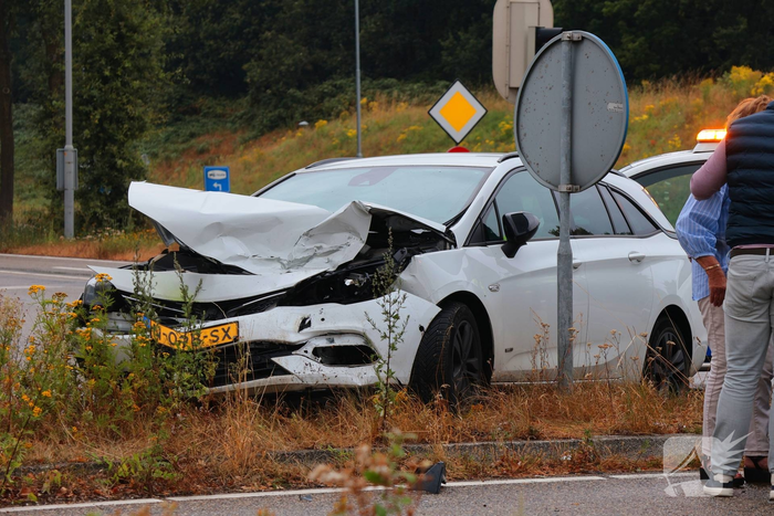 Aanrijding tussen twee auto's leidt tot schade