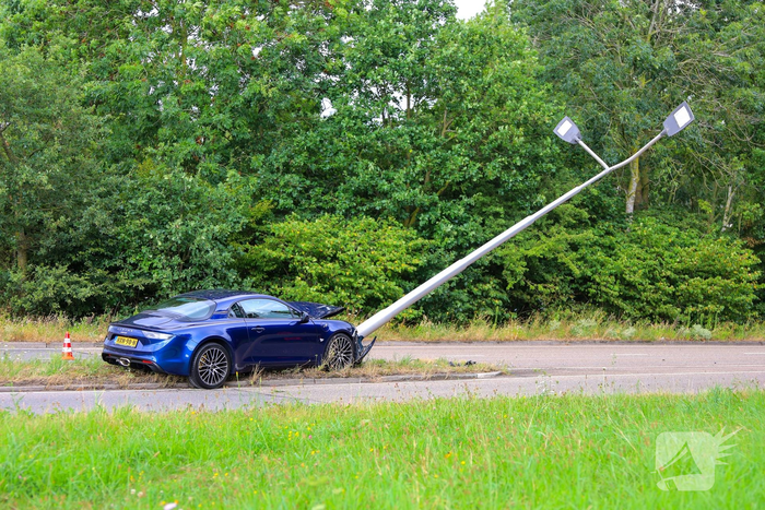 Sportwagen botst tegen lichtmast