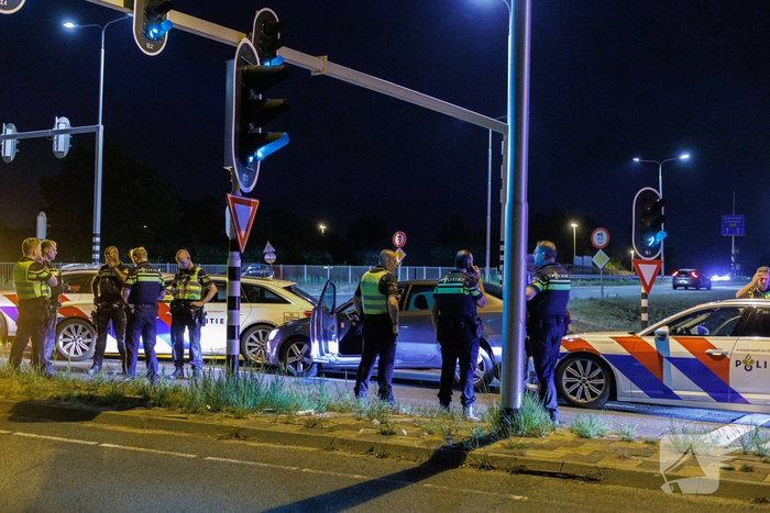 Personenauto klemgereden op afrit na achtervolging