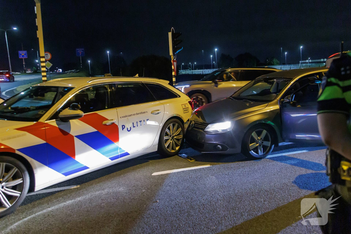 Personenauto klemgereden op afrit na achtervolging