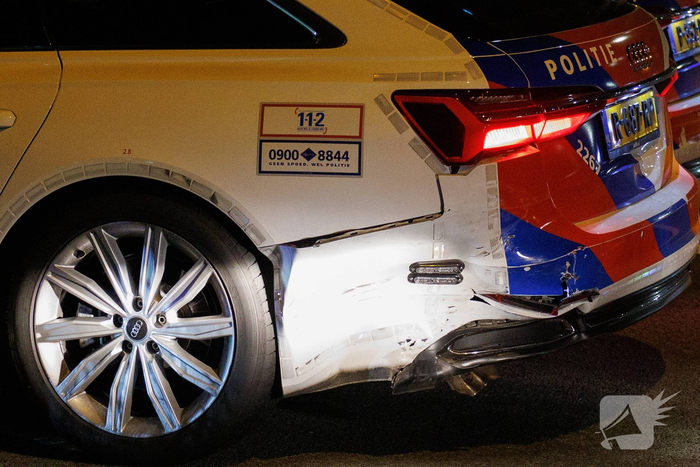 Personenauto klemgereden op afrit na achtervolging