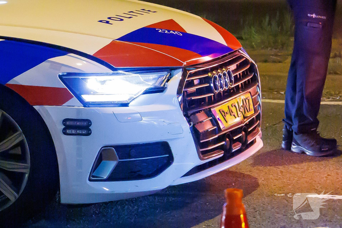 Personenauto klemgereden op afrit na achtervolging