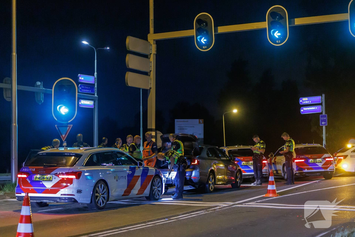 Personenauto klemgereden op afrit na achtervolging