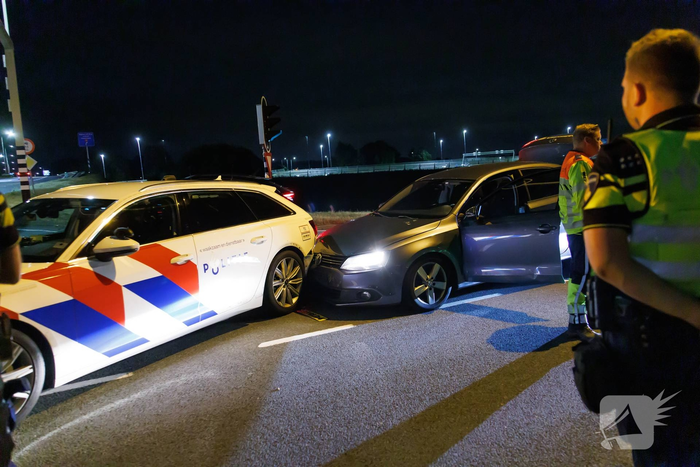 Personenauto klemgereden op afrit na achtervolging