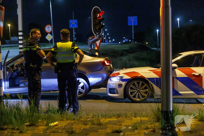 Personenauto klemgereden op afrit na achtervolging