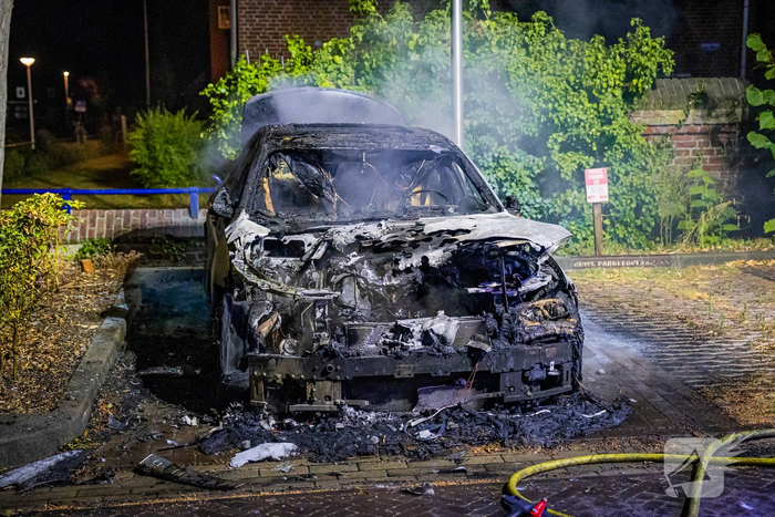 Mercedes in vlammen op gegaan door brandstichting