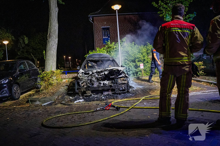 Mercedes in vlammen op gegaan door brandstichting