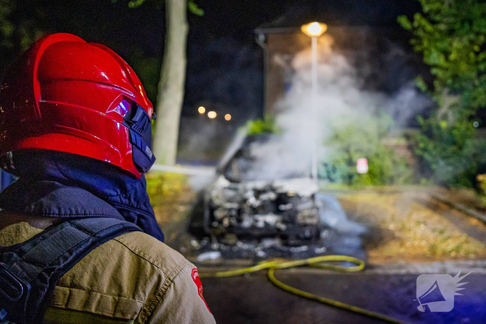 Mercedes in vlammen op gegaan door brandstichting