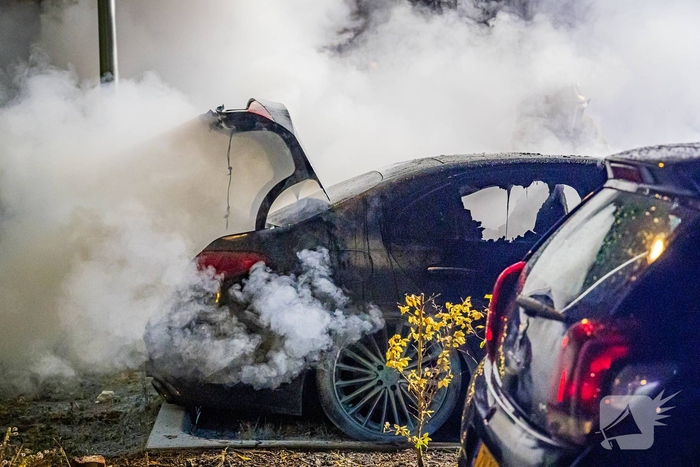 Mercedes in vlammen op gegaan door brandstichting
