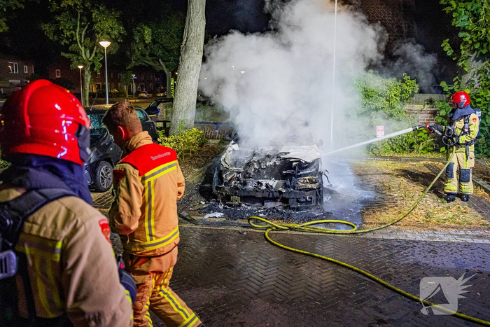 Mercedes in vlammen op gegaan door brandstichting