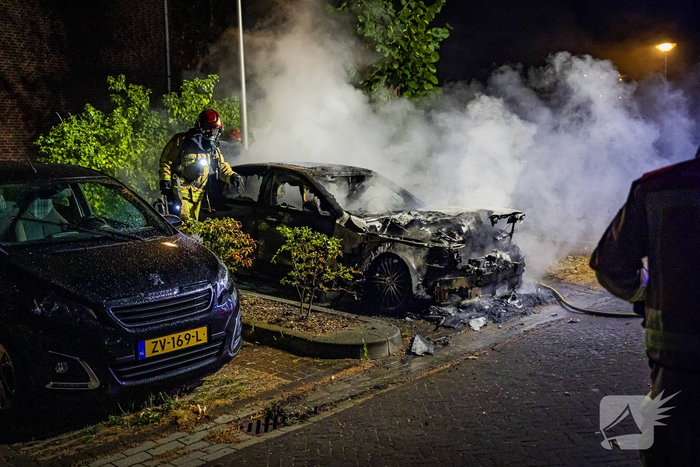 Mercedes in vlammen op gegaan door brandstichting