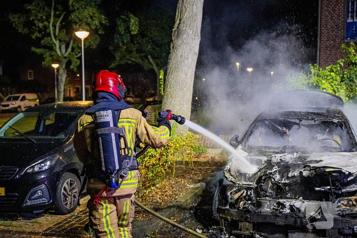 Mercedes in vlammen op gegaan door brandstichting