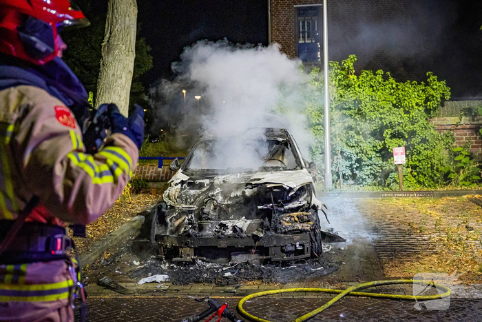 Mercedes in vlammen op gegaan door brandstichting