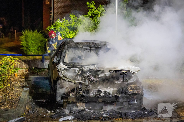 Mercedes in vlammen op gegaan door brandstichting