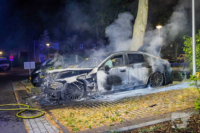 Mercedes in vlammen op gegaan door brandstichting
