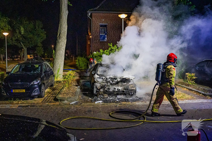 Mercedes in vlammen op gegaan door brandstichting