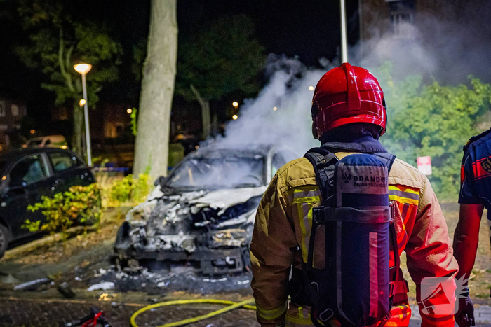 Mercedes in vlammen op gegaan door brandstichting