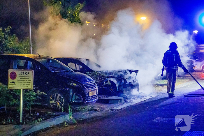 Mercedes in vlammen op gegaan door brandstichting