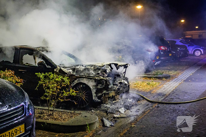 Mercedes in vlammen op gegaan door brandstichting