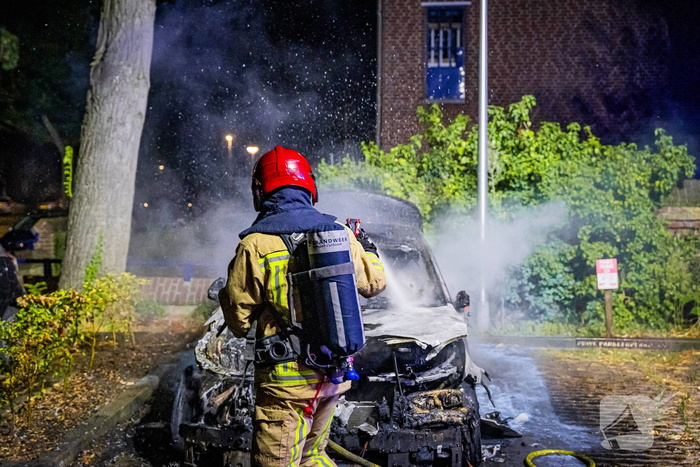 Mercedes in vlammen op gegaan door brandstichting
