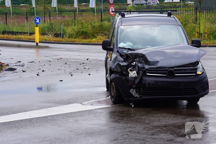 Bestuurder naar ziekenhuis na botsing