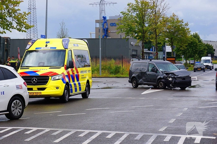 Bestuurder naar ziekenhuis na botsing