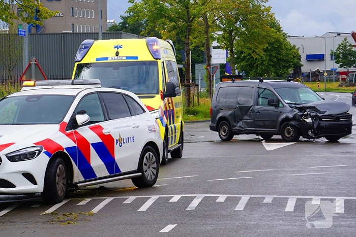 Bestuurder naar ziekenhuis na botsing