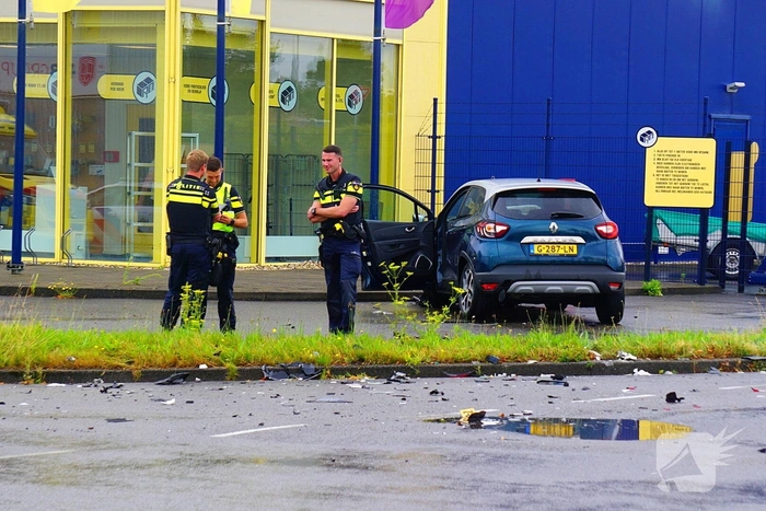 Bestuurder naar ziekenhuis na botsing